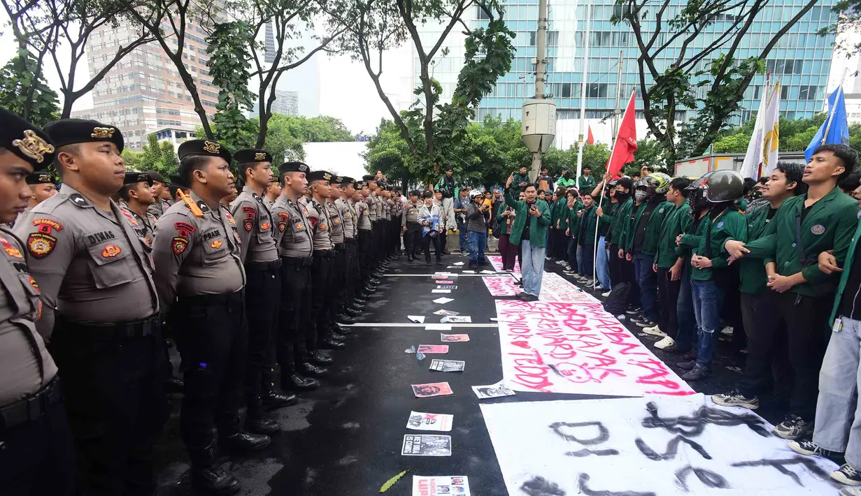 Mahasiswa dari Universitas Muhammadiyah Prof. DR. HAMKA (Uhamka) diadang petugas kepolisian di jalan Sudirman, Jakarta, saat akan berunjuk rasa di kawasan Bundaran Hotel Indonesia, Senin (15/6/2026). (merdeka.com/Arie Basuki)