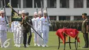 Panglima TNI Jenderal Gatot Nurmantyo membawa panji TNI AD saat upacara pelaksanaan serah terima jabatan Kepala Staf TNI AD di Markas Besar Angkatan Darat, Jakarta, Rabu (15/7/2015). (Liputan6.com/Faizal Fanani)