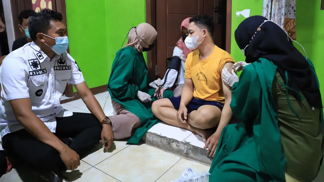 Dinkes Kota Tangerang melakukan vaksinasi Covid-19  door to door terhadap warga.