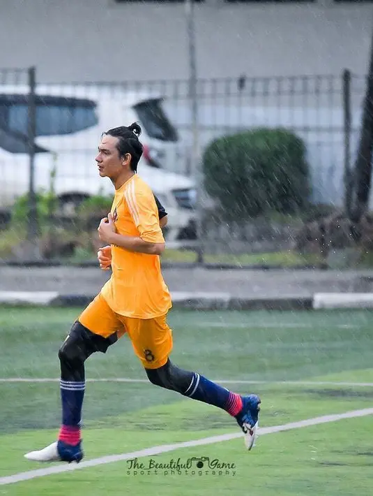 Tidak hanya jago akting, Adipati Dolken pun juga gemar berolahraga. Seperti dalam foto ini, Adipati tampak sedang bermain futsal dengan kostum warna kuningnya. Kalau lihat ini, makin naksir nggak sama Adipati? (Instagram/adipati)