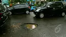 Penampakan sejumlah lubang yang bermunculan di kawasan Kelapa Gading. Sebelumnya, kawasan ini terendam banjir setinggi 80 cm hingga memutuskan arus lalu lintas, Jakarta, Jumat (13/2/2015). (Liputan6.com/Faisal R Syam)