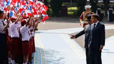 Presiden Republik Indonesia Prabowo Subianto (kedua kanan) bersama Presiden Prancis Emmanuel Macron melihat anak-anak sekolah yang mengibarkan bendera kedua negara dalam rangkaian upacara penyambutan di Istana Merdeka, Jakarta, Rabu 28 Mei 2025. (Ludovic MARIN/AFP)