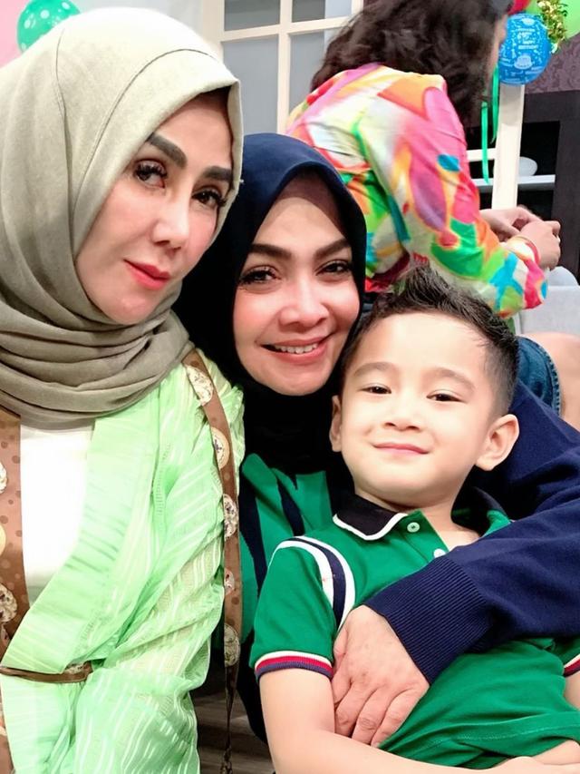 Penuh Kasih Sayang, Ini 7 Potret Seleb Tanah Air saat Mengasuh Cucu