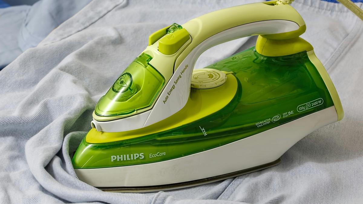 Cara Menghilangkan Kilap Bekas Setrika di Baju Agar Pakaian Kembali Seperti Baru