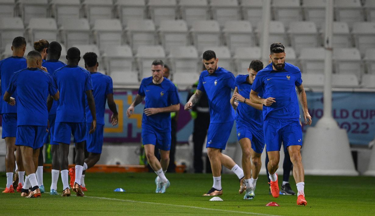 Para pemain Prancis termasuk penyerang #09 Prancis Olivier Giroud (kanan) mengikuti sesi latihan jelang melawan Inggris pada Perempatfinal Piala Dunia 2022, di Stadion Al Sadd SC di Doha, Jumat (9/12/2022). Baik Inggris maupun Prancis berhasil melaju ke babak Perempat Final usai membungkam lawan mereka dengan skor meyakinkan. (FRANCK FIFE / AFP)