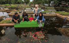 FOTO: Warga Tetap Berziarah Meski TPU Semper Terendam Banjir