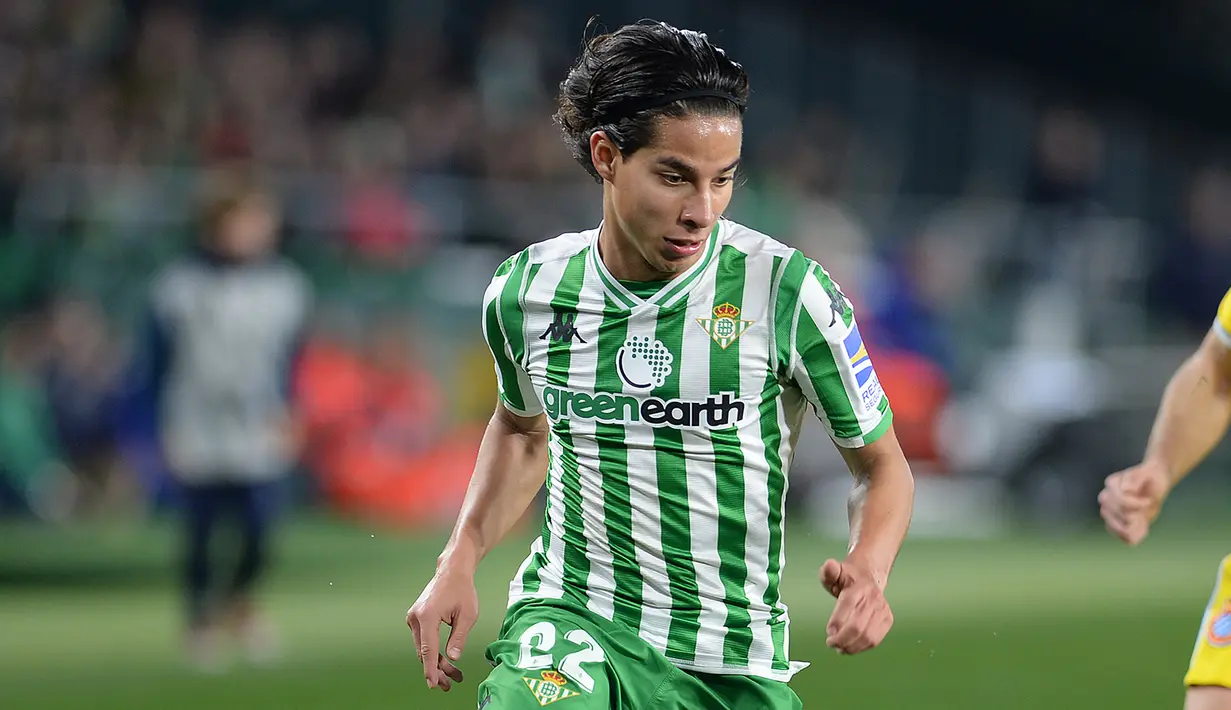 4. Diego Lainez (Real Betis) - Pemain berusia 20 tahun ini didatangkan Real Betis pada tahun 2019. Diego Lainez memiliki kemampuan passing dan kecepatan serta mampu bermain di sisi kanan, kiri atau tengah. (AFP/Cristina Quicler)