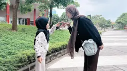 Unggah foto kebersamaan bareng sang putri saat sama-sama mengenakan hijab, momen ibu dan anak artis ini tuai pujian dari warganet. Bahkan tak sedikit warganet yang ikut tersentuh dengan keinginan anak perempuan Poppy Bunga itu yang ingin belajar berhijab di usianya yang belum genap 10 tahun. (Liputan6.com/IG/poppybungariphat)