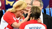Presiden Kroasia, Kolinda Grabar-Kitarovic memeluk Kapten timnas Kroasia, Luka Modric pada akhir laga final Piala Dunia 2018 di Luzhniki Stadium, Minggu (15/7). Kroasia harus puas menjadi runner-up seusai kalah 2-4 melawan Prancis. (AP/Martin Meissner)