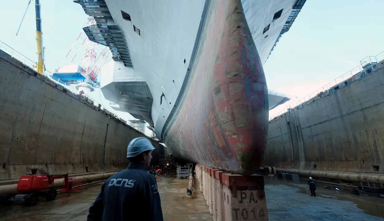 Charles de Gaulle akan menjalani penyempurnaan pada jaringan komputer, peralatan komunikasi, sistem sensor, dan upgrade pada sistem tempurnya di Toulon (17/2). (AFP PHOTO/ BORIS HORVAT)