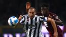 Juventus merebut kembali kendali permainan di babak kedua. Peluang demi peluang tercipta namun belum membuahkan gol. Giorgio Chiellini dkk tak kenal lelah menggempur lini pertahanan Torino. (AFP/Marco Bertorello)