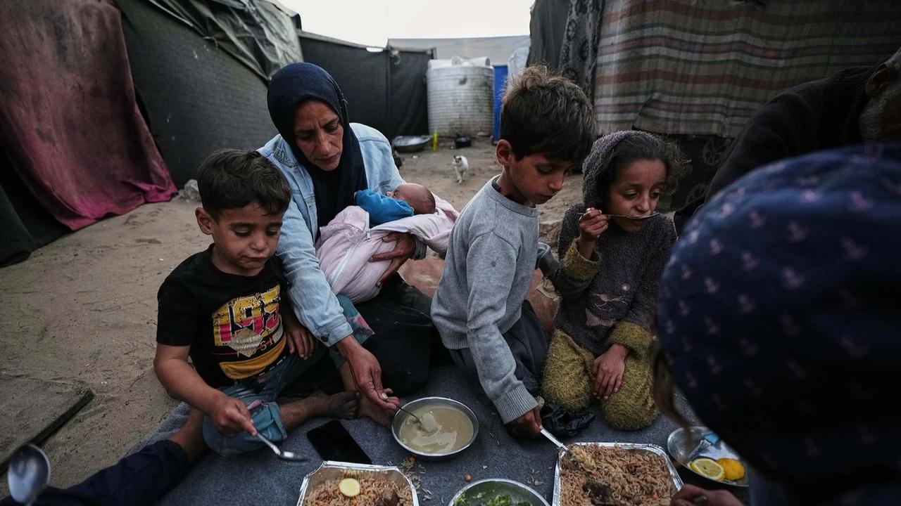 FOTO: Ramadan di Tengah Pengungsian Gaza