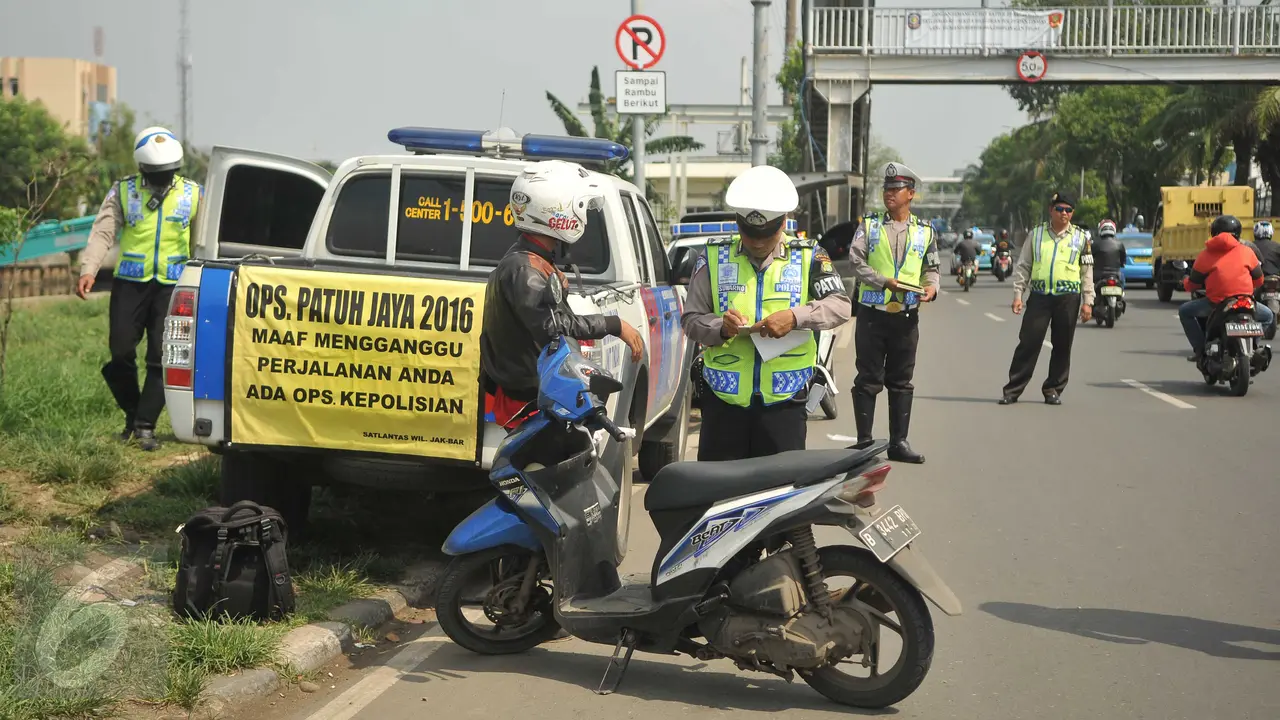 20160518-Operasi Patuh Jaya, Puluhan Motor Ditilang di Flyover Pesing-Jakarta