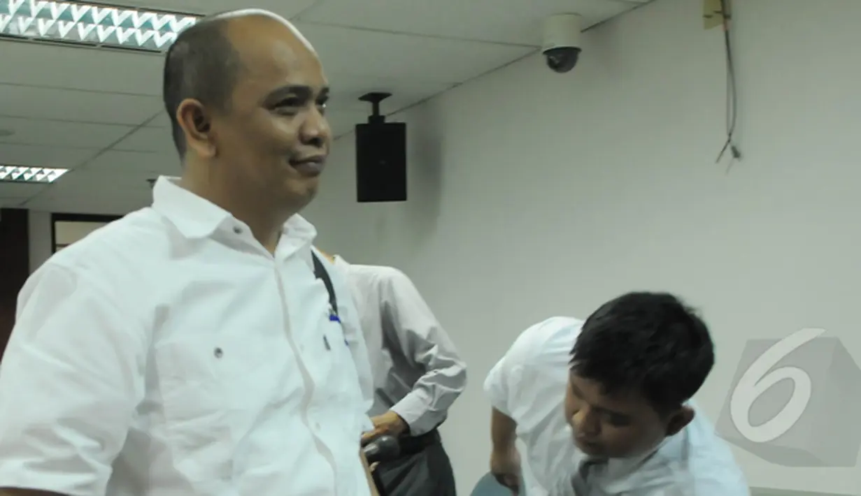 Gulat Manurung terlihat melempar senyum usai menjalani sidang vonis di Pengadilan Tipikor, Jakarta, Senin (23/2/2015).Gulat divonis dengan pidana tiga tahun penjara (Liputan6.com/Herman Zakharia) 