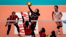 <p>Pemain tim putri Indonesia All Star, Megawati Hangestri (tengah) melepaskan spike yang berusaha diblok pemain Red Sparks, Wilda Siti Nurfadhilah pada laga ekshibisi bola voli fun volleyball di Indonesia Arena, Senayan, Jakarta, Sabtu (20/4/2024). Tim putri Indonesia All Star kalah 2-3 (17-25, 15-25, 25-19, 25-18 dan 12-15). (Bola.com/Bagaskara Lazuardi)</p>