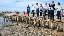 Menteri Lingkungan dan Pangan Denmark, Esben Lunde Larsen bersama stafnya saat melihat kondisi sampah yang berada di pinggiran pantai Muara Angke, Jakarta, Senin (11/4/2016). (Liputan6.com/Yoppy Renato)