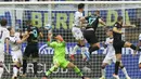 Inter berhasil unggul 2-0 di menit ke-31. Milan Skriniar berhasil menyundul masuk bola hasil tendangan pojok yang dilepaskan Federico Dimarco. (AP/Luca Bruno)