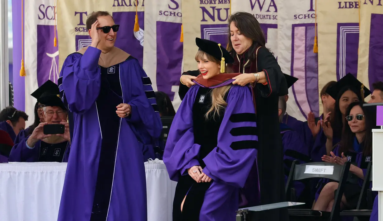 Penyanyi Taylor Swift dianugerahi gelar doktor kehormatan seni rupa pada upacara pembukaan New York University untuk angkatan 2022 di Yankee Stadium, New York, Amerika Serikat, 18 Mei 2022. (Dia Dipasupil/Getty Images/AFP)