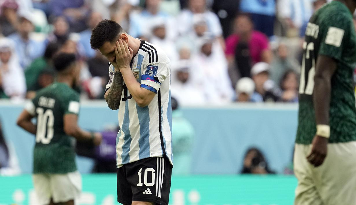 Lionel Messi lebih banyak terlihat menundukkan kepalanya dalam pertandingan tersebut. (AP Photo/Natacha Pisarenko)