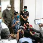 Sekretaris Umum FPI Munarman (kanan) memberikan keterangan terkait aksi penyerangan terhadap polisi oleh Laskar FPI di Petamburan III, Jakarta, Senin (7/12/2020). Polisi menembak mati enam orang yang mengawal rombongan Rizieq Shihab. (Liputan6.com/Faizal Fanani)