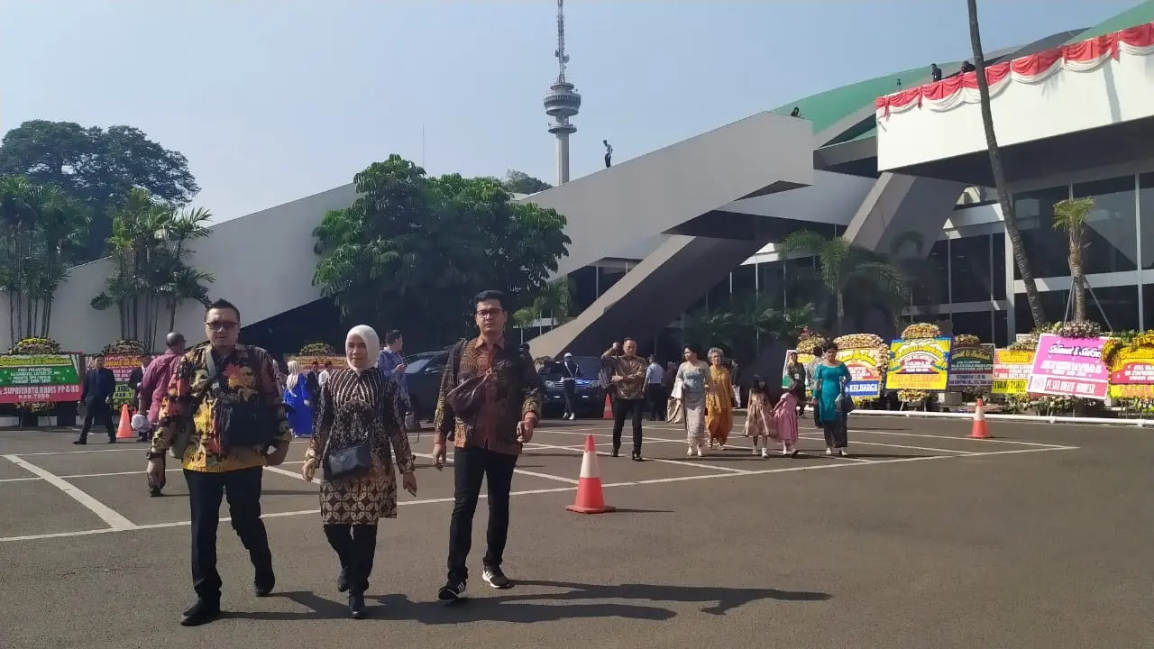 Keluarga calon anggota baru DPR periode 2019-2024 hadir di Parlemen jelang pelantikan