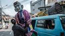 Meski ada pergeseran fungsi, ondel-ondel tetap menjadi simbol kebudayaan Betawi yang terus dipentaskan dalam sejumlah acara penting, seperti HUT Jakarta. (Yasuyoshi CHIBA/AFP)