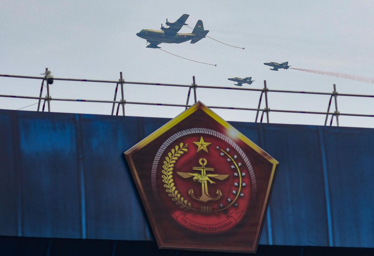FOTO: Ribuan Warga Padati Monas Saksikan Kemegahan Parade HUT ke-80 TNI