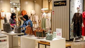 Pusat perbelanjaan di Kota Jakarta memberikan diskon besar-besaran. Mulai dari diskon 20% hingga 80%. (Liputan6.com/Faizal Fanani)