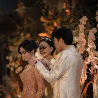 Melihat detail kalung berlian yang dipasangkan Maia Estianty untuk Syifa Hadju (@syifahadju)