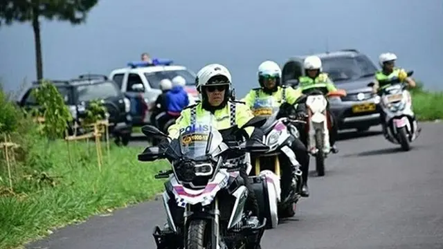 Korps Lalu Lintas (Kakorlantas) Polri Irjen Royke Lumowa mengendarai motor gede BMW