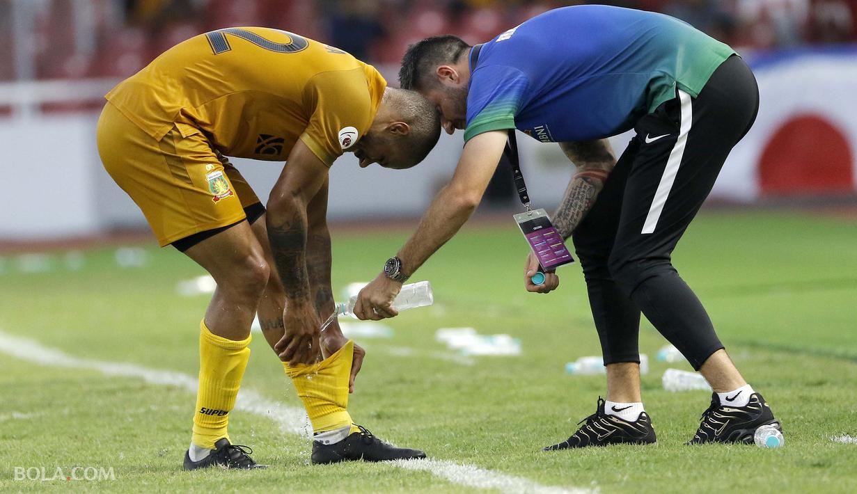 Simon McMenemy pelatih asal Bhayangkara FC membantu David Aparecido Da Silva dalam laga persahabatan di Stadion Utama Gelora Bung Karno, Senayan Jakarta pada Sabtu (27/1/2018).  (Bola.com/Peksi Cahyo)