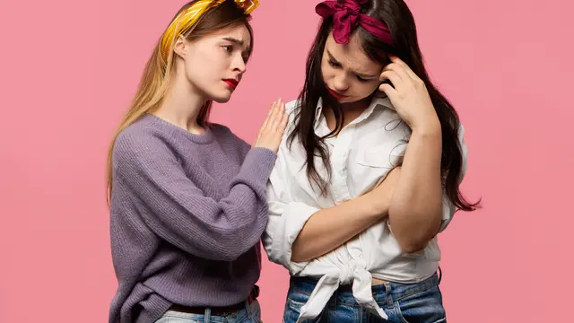 Seorang perempuan menghibur temannya yang bersedih (Foto Dok: Freepik/karlyukav)