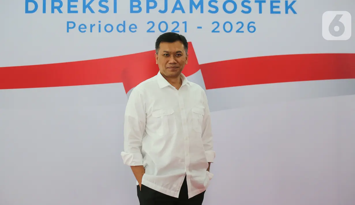 Direktur Perencanaan Strategis dan TI BP Jamsostek, Pramudya Iriawan Buntoro berpose disela perkenalan jajaran direksi periode 2021-2026 di Plaza BP Jamsostek, Jakarta, Selasa (23/02/2021). (Liputan6.com/Fery Pradolo)
