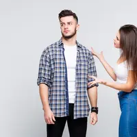 Sedikit kritik itu wajar, tapi jika hampir semua hal dikomentari negatif, hati-hati itu bisa jadi ciri red flag pada wanita yang harus dihindari. (Foto dok: Freepik/artursafronovvvv).