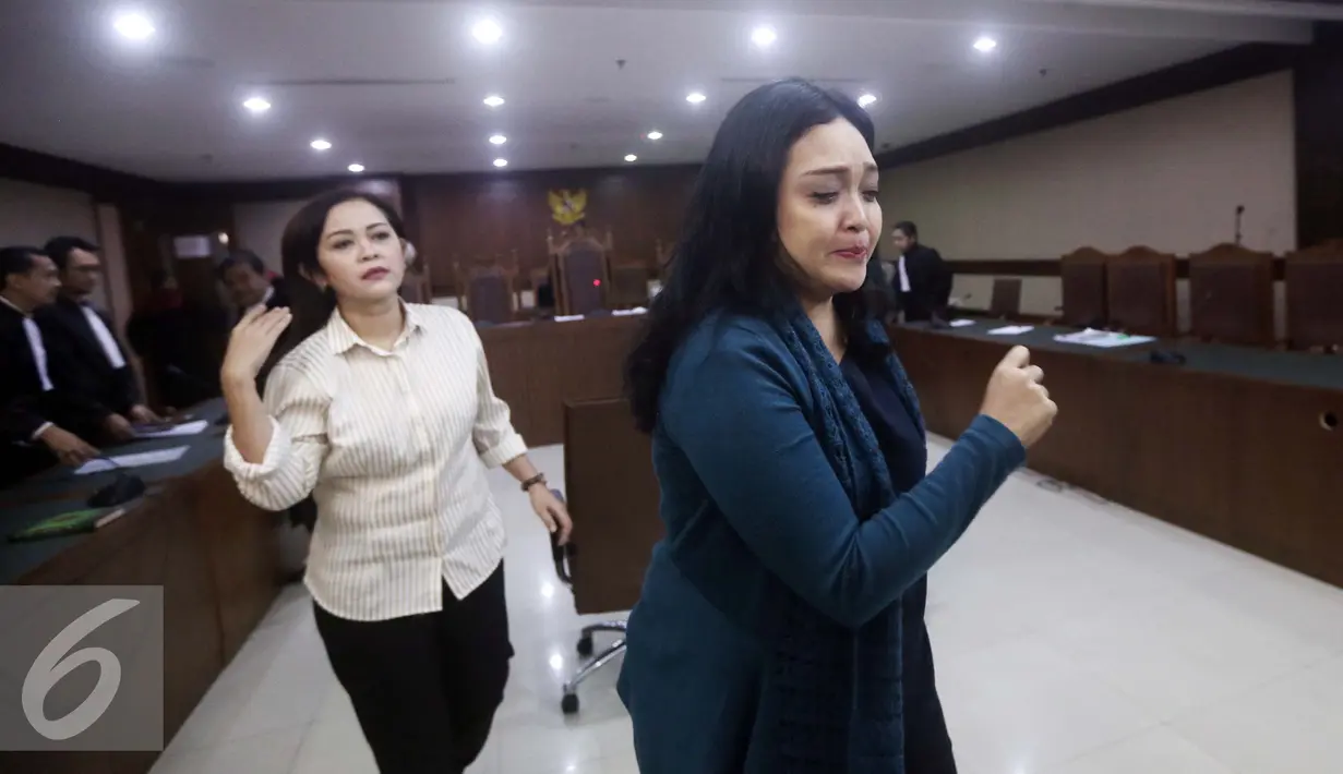 Ekspresi dua kolega mantan anggota Komisi V DPR Damayanti Wisnu Putranti, Dessy Ariyati Edwin (kanan) dan Julia Prasetyarini usai menjalani sidang putusan di Pengadilan Tipikor Jakarta, Rabu (7/9). (Liputan6.com/Helmi Afandi)