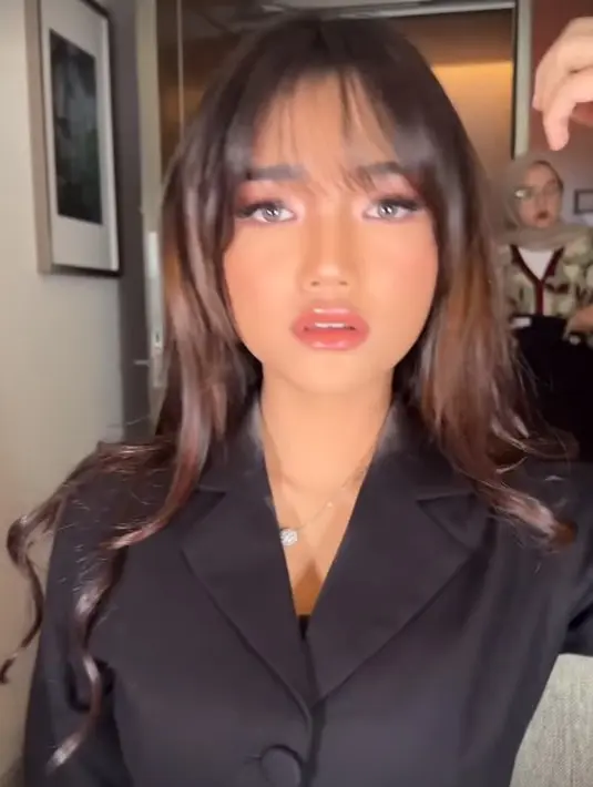 Paduan cokelat dan gold shimmer bikin mata Fuji terlihat lebih bright. Sedangkan full liner dengan bulu mata satu layer bikin Fuji punya mata yang lebih definitif. [@fuji_an]