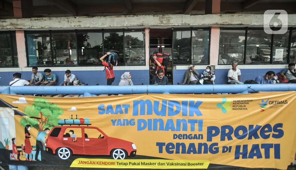 <p>Calon penumpang saat menunggu jadwal keberangkatan bus antarkota antarprovinsi (AKAP) di Terminal Kampung Rambutan, Jakarta, Senin (25/4/2022). Memasuki H-7 Idul Fitri 1443 H, ribuan pemudik mulai memadati Terminal Kampung Rambutan dengan tujuan berbagai kota di Jawa, Sumatera, dan Bali. (merdeka.com/Iqbal S. Nugroho)</p>