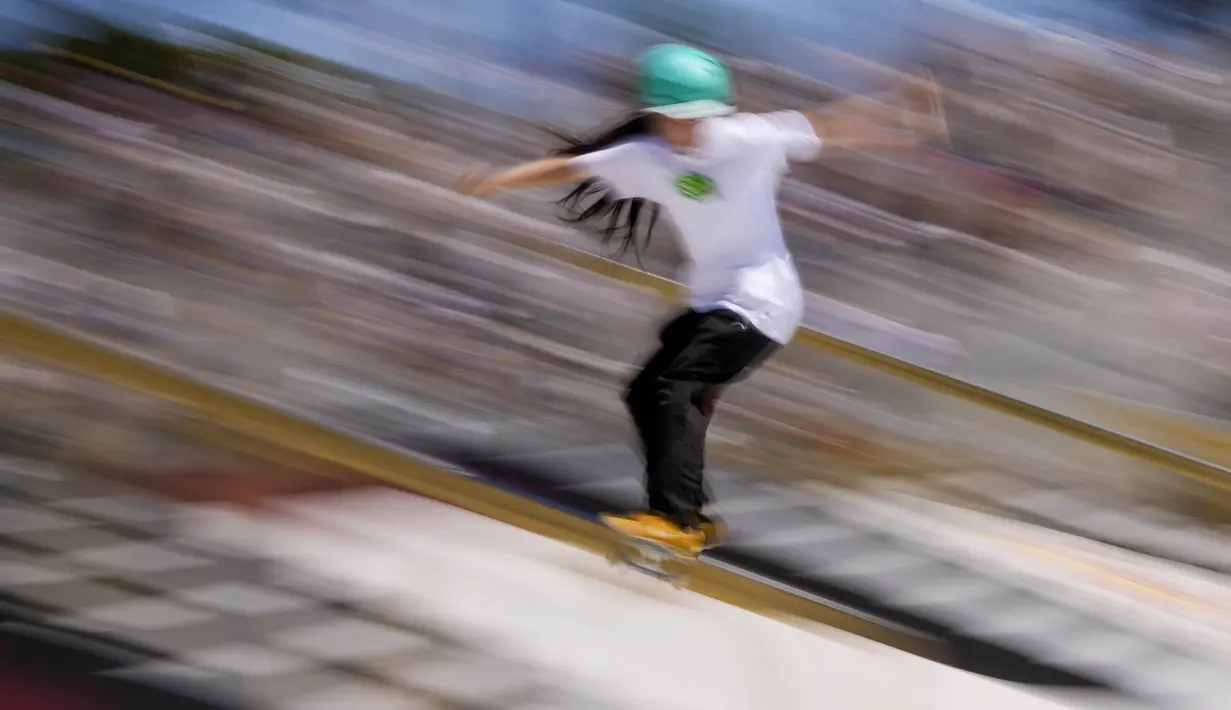 Skater Jepang, Funa Nakayama, saat beraksi pada  Kejuaraan dunia skateboard jalanan di Roma, Jumat (4/6/2021). Ajang tersebut merupakan kualifikasi untuk Olimpiade Tokyo 2020. (AP/Andrew Medichini)