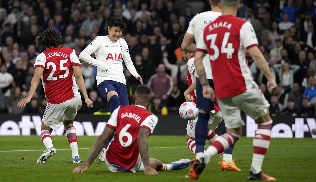 Satu golnya pada menit ke-47, sudah cukup bagi Son Heung-min untuk memanaskan persaingan pencetak gol terbanyak di Liga Inggris. Winger Korea Selatan itu tercatat sudah mencetak total 21 gol atau hanya terpaut satu gol dari Mohamed Salah yang berhasil membukukan 22 gol sejauh ini. (AP/Matt Dunham)