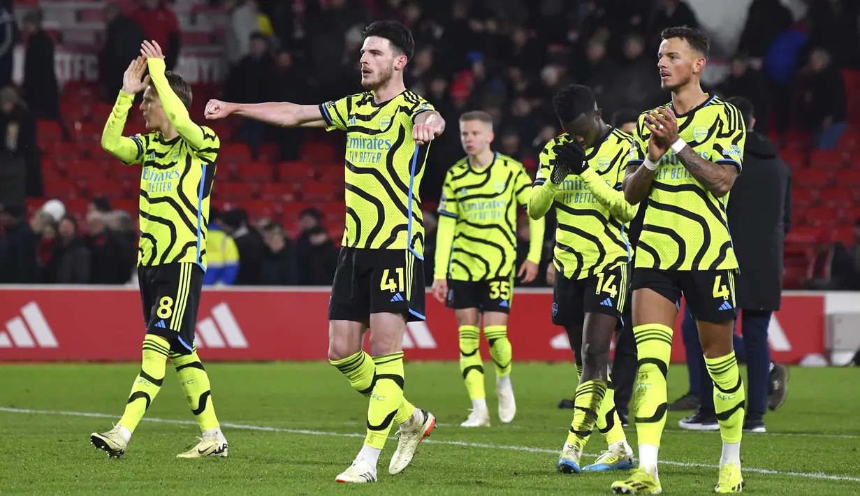 Pemain Arsena merayakan gol yang dicetak oleh Nottingham Forest dalam laga Premier League 2023/2024 pekan 22 di Stadion City Ground, Rabu (31/1/2024). (AP Photo/Rui Vieira)