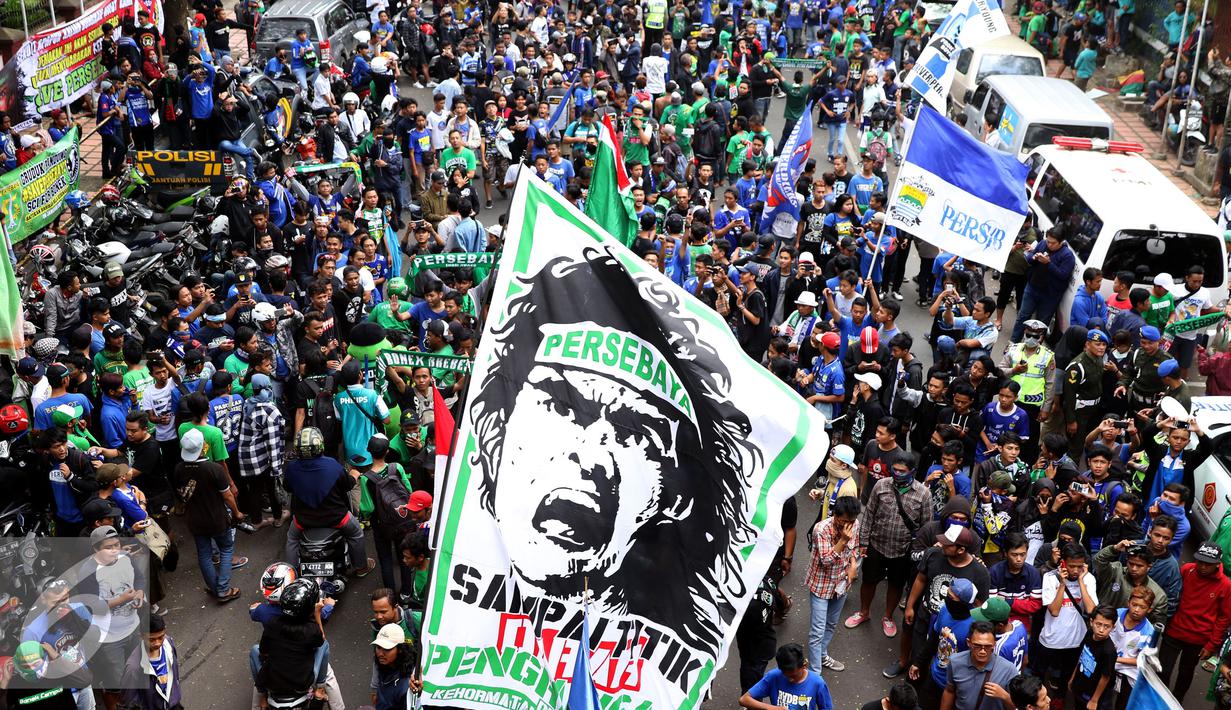 Pendukung Persebaya memenuhi ruas jalan Padjajaran saat merayakan kembalinya klub mereka ke kompetisi PSSI, Bandung, Minggu (8/1). Berdasar putusan Kongres PSSI 2017, Persebaya 1927 kembali ke divisi utama. (Liputan6.com/Helmi Fithriansyah)