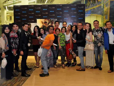 Aksi para Cinemaholic jelang menyaksikan film Terminator Genisys di Gandaria City XXI, Jakarta, Rabu (24/6/2015). Terminator Genisys' menceritakan tentang kehidupan di tahun 2029. (Liputan6.com/Panji Diksana)
