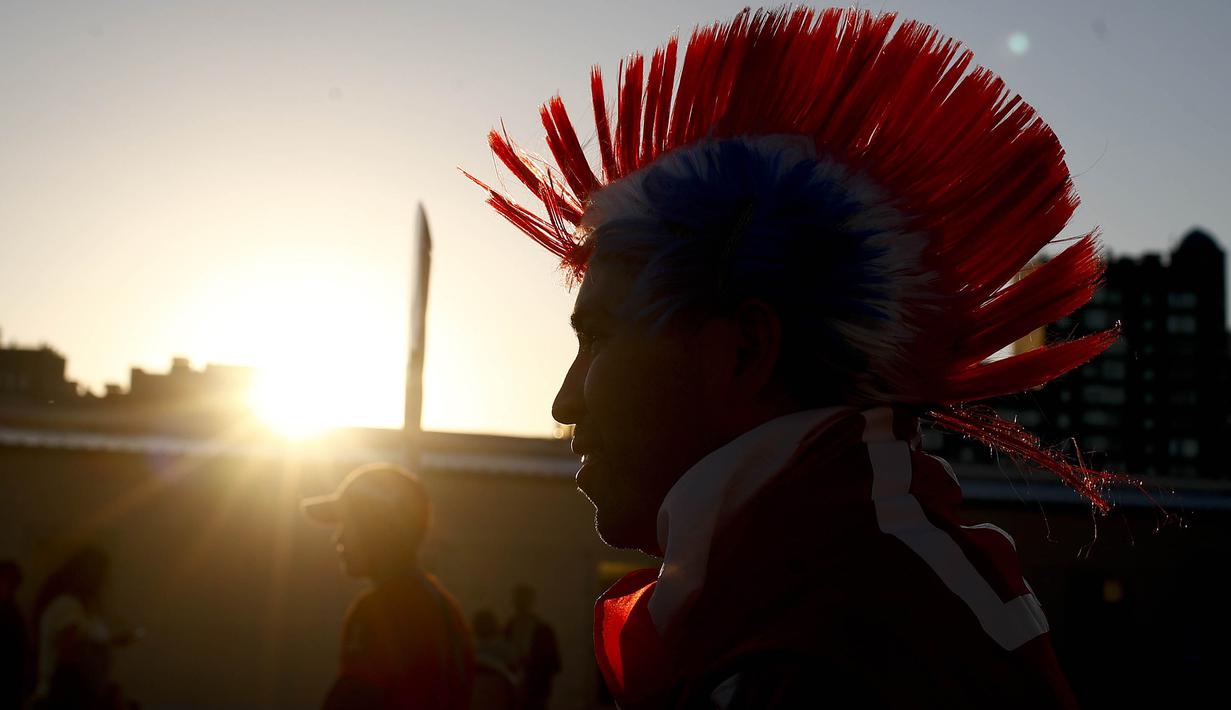 Siluet suporter Cile sebelum menyaksikan pertandingan antara Cile melawan Portugal pada laga semifinal Piala Konfederasi 2017 di Stadion Petersburg, Russia, Rabu, (28/6/2017). (AP/Pavel Golovkin)