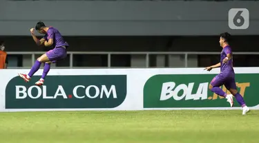 Selebrasi pemain Persik Kediri, Ady Eko Jayanto (kiri) usai menjebol gawang Borneo FC dalam pertandingan BRI Liga 1 2021/2022 di Stadion Pakansari, Bogor, Jumat (10/9/2021). Persik Kediri menang tipis atas Borneo FC 1-0. (Bola.com/Ikhwan Yanuar)