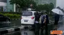 Citizen6, Senayan: Citizen6, Senayan: Sebuah mobil Honda freed dengan nomor polisi B 8448 DE menabrak dan mendarat di atas pembatas jalan depan Senayan City ketika sedang hujan gerimis, Selasa (13/3). (Pengirim: Puspitaningtyas)
