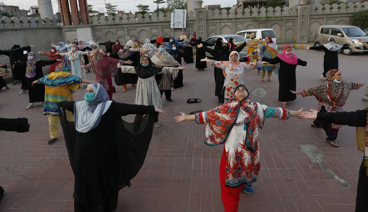 Para wanita mengikuti sesi yoga di luar Taman Shalimar yang bersejarah, Lahore, Pakistan, Minggu (20/6/2021). Hari Yoga Internasional diperingati setiap tanggal 21 Juni. (AP Photo/K.M. Chaudary)