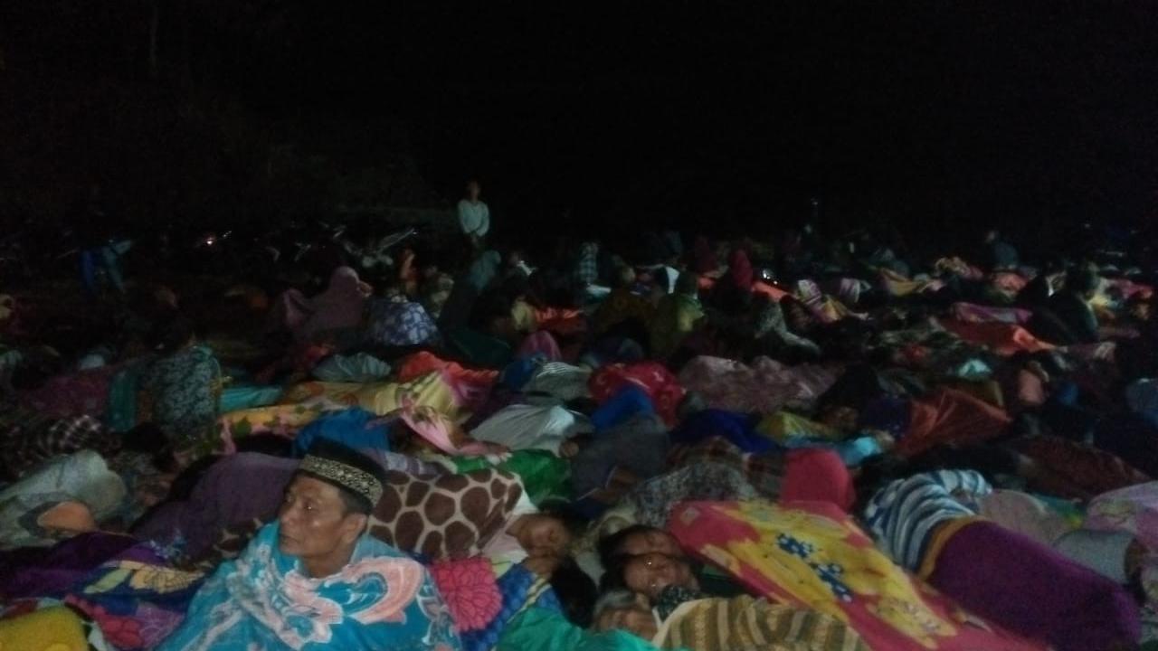 Korban gempa Lombok mengungsi di tempat terbuka.