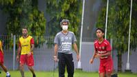 Pelatih Bali United, Stefano Cugurra, saat memimpin sesi latihan di Lapangan Banteng Seminyak pada Sabtu sore (28/1/2023). (Bola.com/Maheswara Putra)