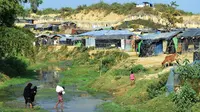 Kemah-kemah pengungsi Rohingya di Tombru, wilayah no man's land di perbatasan Bangladesh - Myanmar yang secara teknis membuat kedua negara saling berbagi lahan tersebut (Munir Uz Zaman/AFP PHOTO)