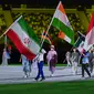 Atlet dan sukarelawan membawa bendera pada upacara penutupan Olimpiade Tokyo 2020. Sukarelawan membawa Bendera Indonesia. (AFP/Adek Berry)